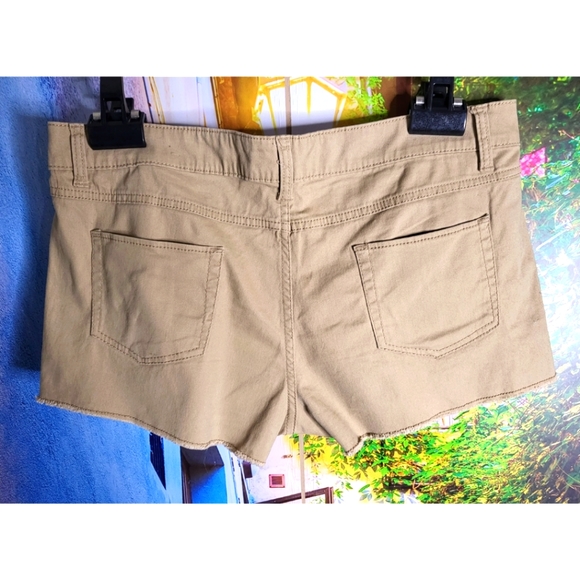 No Boundaries - Short Tan Shorts - Picture 3 of 4